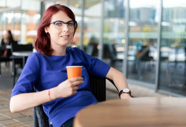 Happy Pensive Vrouw Met Een Koffie Een Coffeeshop Terras Straat — Stockfoto