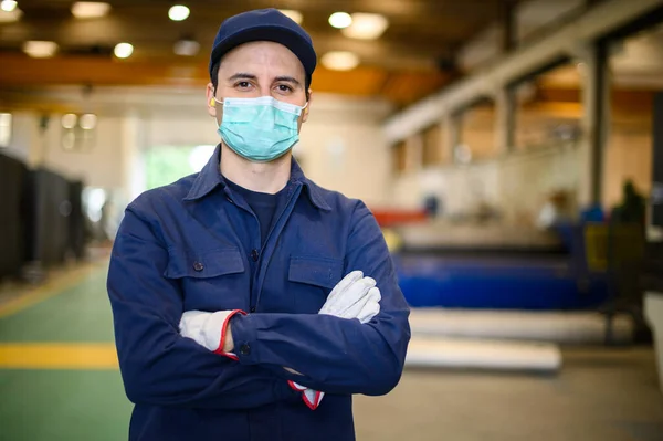 Porträt Eines Arbeiters Einem Industriebetrieb Mit Maske Coronavirus Konzept — Stockfoto