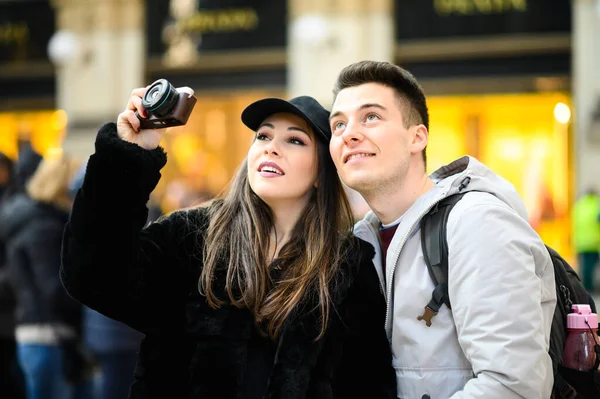 Young Couple Turists Taking Pictures City — Stock Photo, Image