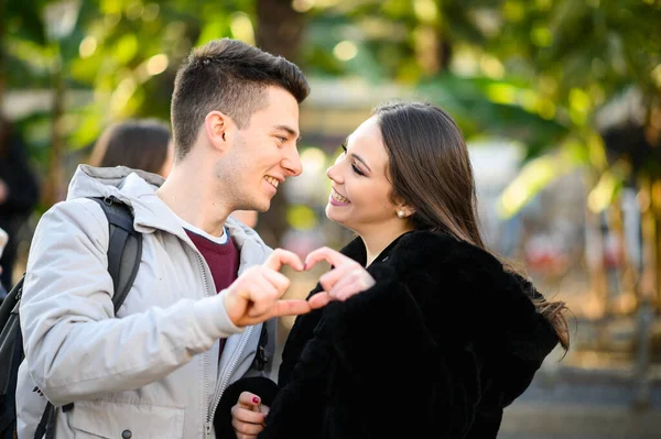 Casal Jovem Beijando Fazer Uma Forma Coração Com Mãos — Fotografia de Stock