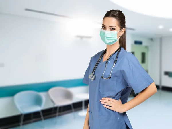 Retrato Uma Jovem Enfermeira Mascarada Conceito Agente Saúde Com Pandemia — Fotografia de Stock