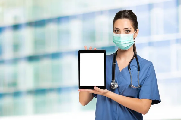 Maskierter Krankenpfleger Zeigt Tablet Mit Weißem Bildschirm — Stockfoto