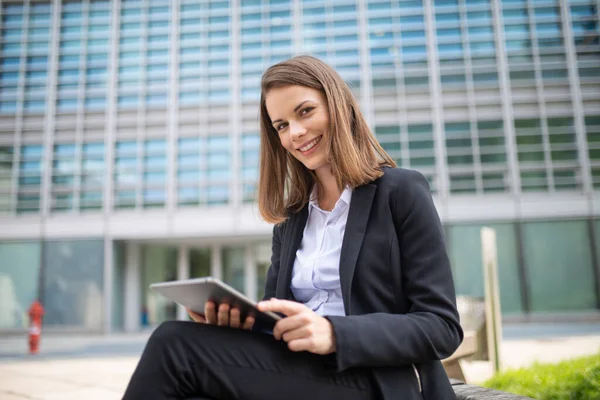 Smiling Businesswoman Using Digital Tablet Outdoor Sitting Bench — Stock Photo, Image