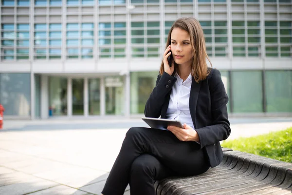Businesswoman Talking Phone While Using Her Tablet — Stock Photo, Image