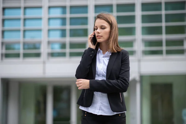 電話で話している若い女性の肖像画です — ストック写真