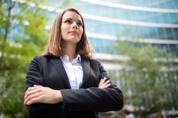 Portret Odnoszącej Sukcesy Bizneswoman Mieście — Zdjęcie stockowe