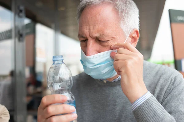 Mann Trinkt Während Coronavirus Pandemie Eine Flasche Wasser — Stockfoto