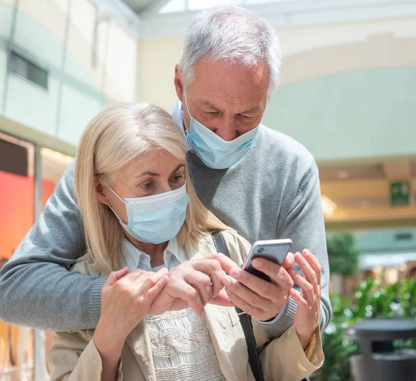 Pareja Usando Teléfono Inteligente Juntos Durante Pandemia Coronavirus — Foto de Stock