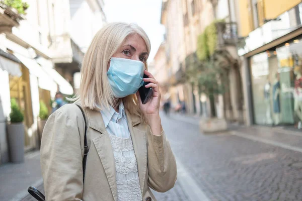 Masked Woman Talking Phone While Walking City Street Coronavirus Pandemic — Stock Photo, Image