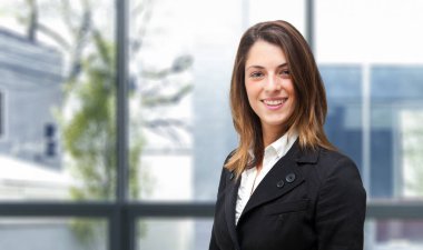 Modern bir ofiste gülümseyen iş kadını portresi