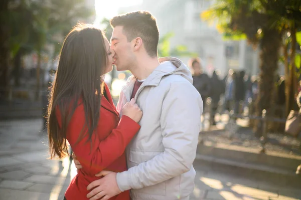 Jovem Casal Beijando Apaixonadamente Livre — Fotografia de Stock