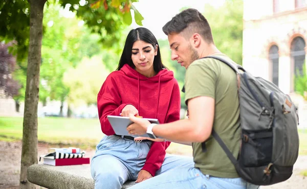 Dois Estudantes Estudando Juntos Com Tablet Digital Sentado Banco Livre — Fotografia de Stock