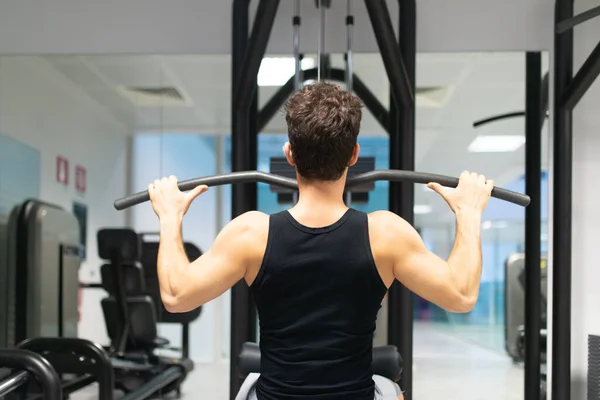 Uomo Che Utilizza Una Macchina Lat Una Palestra Allenare Spalle — Foto Stock