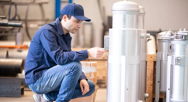 Ingenieur Supervisor Überprüft Ein Schiff Einer Fabrik — Stockfoto