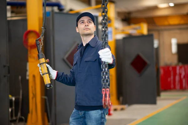 Trabajador Operando Una Grúa Una Planta Producción — Foto de Stock