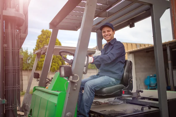 Werknemer Met Heftruck Chauffeur Aan Het Werk Een Industriële Fabriek — Stockfoto