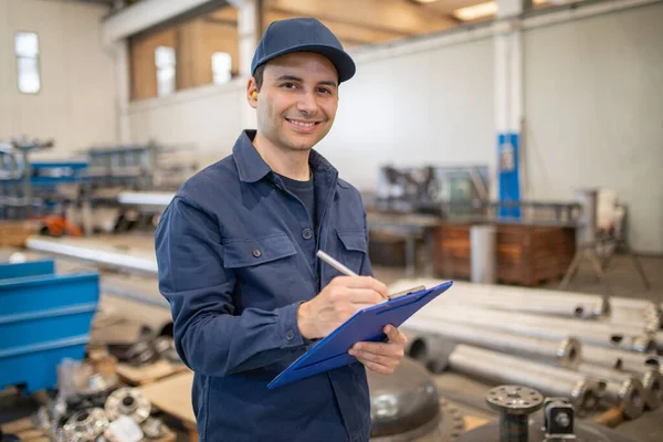 Travailleur Industriel Écrivant Sur Document Dans Une Usine — Photo