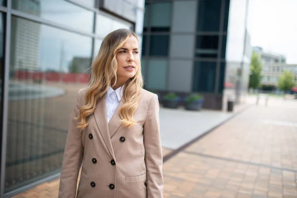 Portret Van Een Jonge Mooie Vrouw Buurt Van Haar Kantoor — Stockfoto