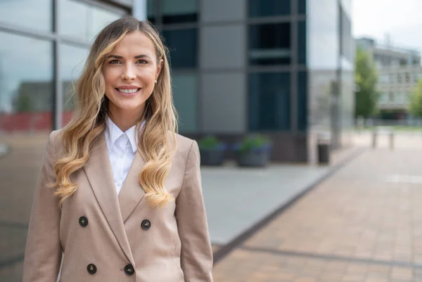 Porträt Einer Blonden Lächelnden Geschäftsfrau Vor Ihrem Büro — Stockfoto
