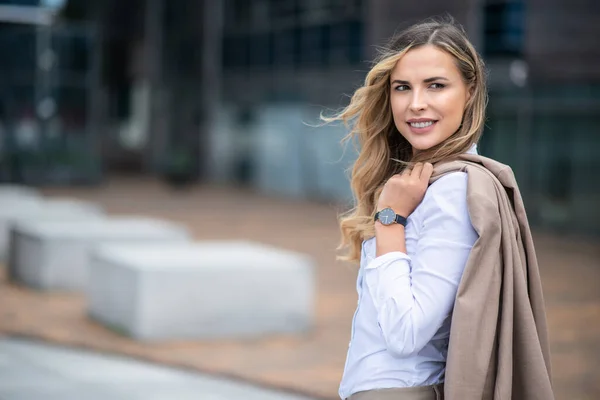 Portret Van Een Blonde Lachende Vrouw Die Een Stadsdeel Loopt — Stockfoto