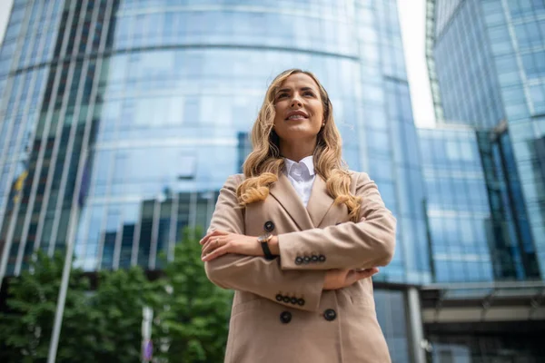 Portret Van Een Jonge Mooie Zakenvrouw Vlakbij Haar Kantoor — Stockfoto