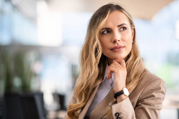 Portret Van Een Jonge Mooie Vrouw Buurt Van Haar Kantoor — Stockfoto