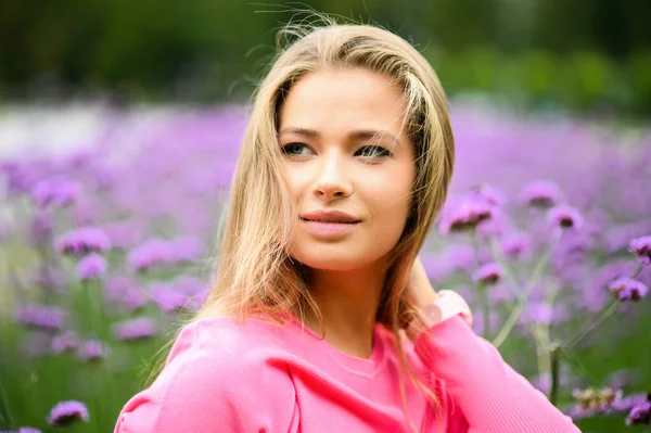 Portrait Jeune Femme Posant Contre Les Fleurs Violettes — Photo