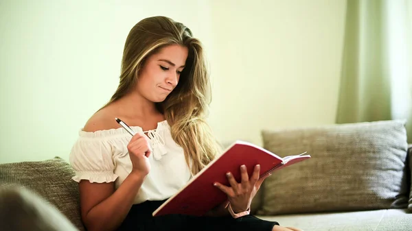 Ung Kvinna Studerar Sitter Sin Soffa Sin Lägenhet — Stockfoto