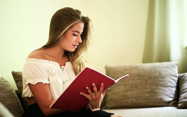 Ung Kvinna Studerar Sitter Sin Soffa Sin Lägenhet — Stockfoto