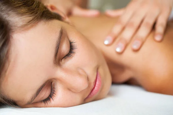 Junge Frau Bekommt Eine Massage Einem Wellnessbereich — Stockfoto