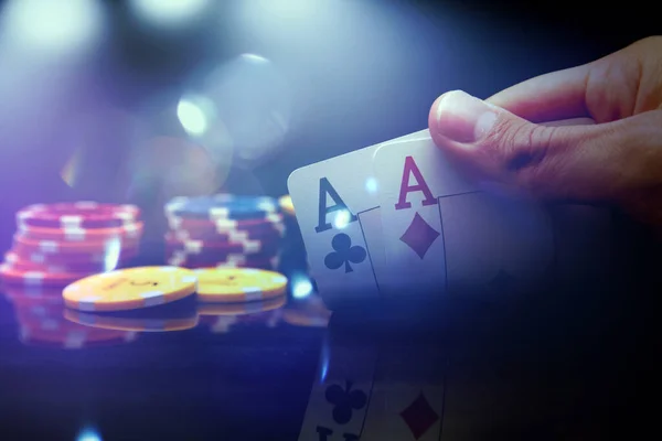 Férfi Kéz Kezében Két Ász Miközben Pókerezik — Stock Fotó