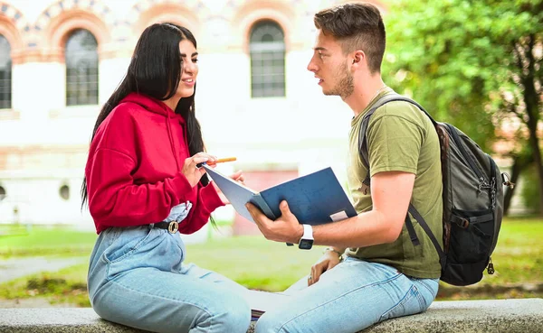 Deux Étudiants Étudient Ensemble Assis Sur Banc Extérieur — Photo