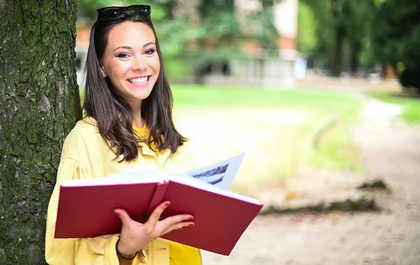 Vacker Kvinnlig Student Läser Bok Utomhus — Stockfoto