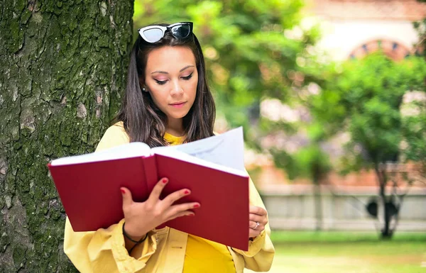 Mooie Vrouwelijke Student Het Lezen Van Een Boek Outdoor — Stockfoto