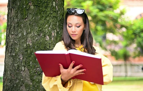 Mooie Vrouwelijke Student Het Lezen Van Een Boek Outdoor — Stockfoto