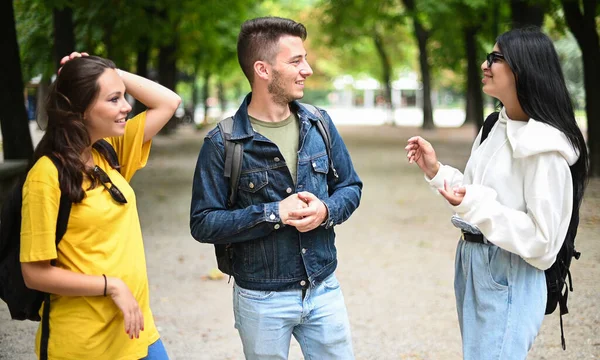 Три Студента Разговаривают Друг Другом Открытом Воздухе Дворе Колледжа — стоковое фото