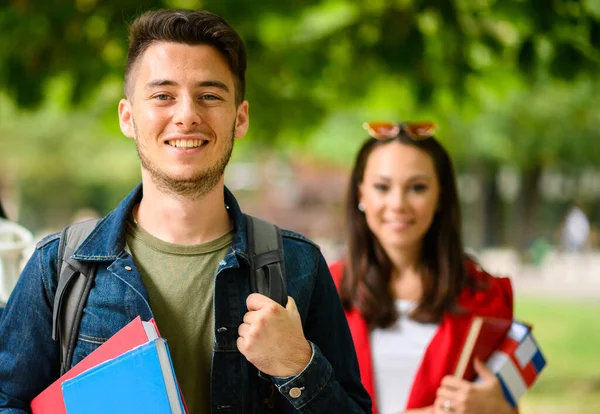 Gelukkige Studenten Buiten Glimlachen Een Park — Stockfoto