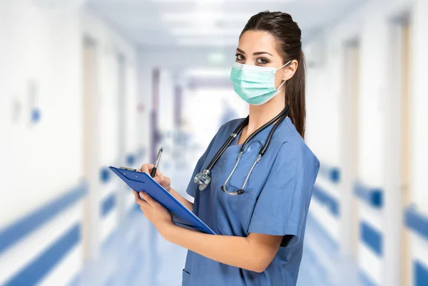 Retrato Uma Jovem Enfermeira Mascarada Hospital — Fotografia de Stock