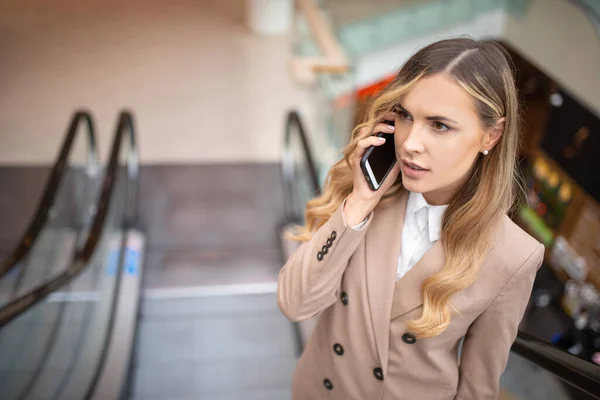 Ung Affärskvinna Pratar Telefon När Står Rulltrappa — Stockfoto