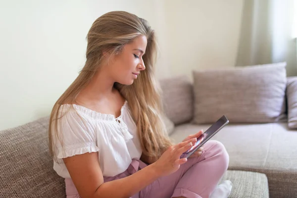 Kvinna Med Tablett Medan Kopplar Soffan Hennes Lägenhet — Stockfoto