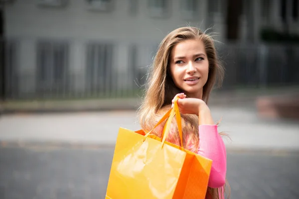 Kvinna Som Håller Shoppingpåsar Utomhus Stad — Stockfoto