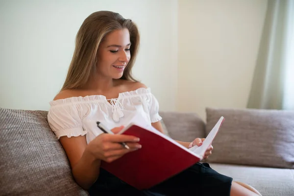 Ung Student Som Gör Sina Läxor — Stockfoto