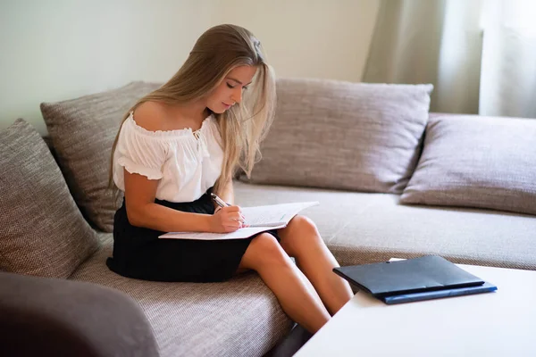 Jeune Étudiante Faisant Ses Devoirs — Photo