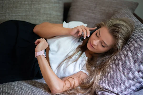 Femme Vérifiant Heure Sur Montre Bracelet Tout Faisant Appel Téléphonique — Photo