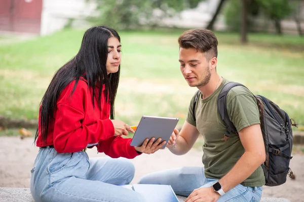 Okulun Yakınındaki Bir Parkta Tablet Kullanan Öğrenciler — Stok fotoğraf