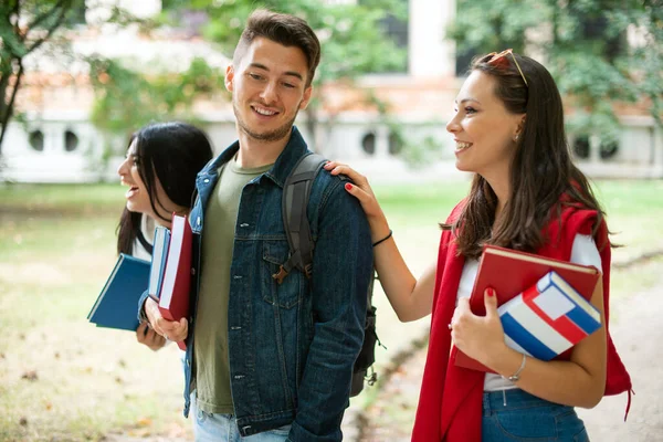 Grupo Jovens Estudantes Caminhando Perto Parque Escolar — Fotografia de Stock