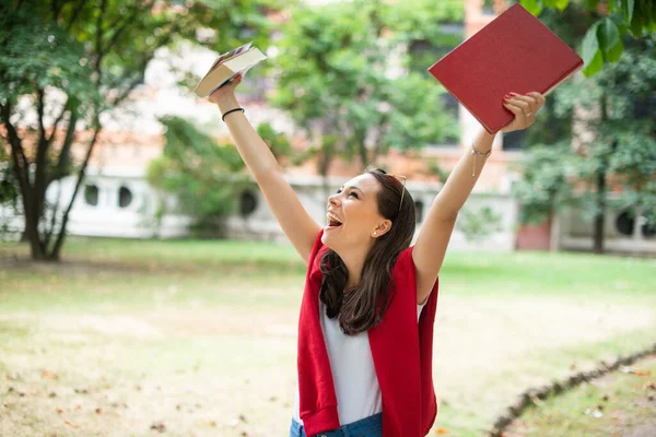 Mulher Estudante Levantando Mão Para Felicidade Exame Admissão Exame Conceito — Fotografia de Stock