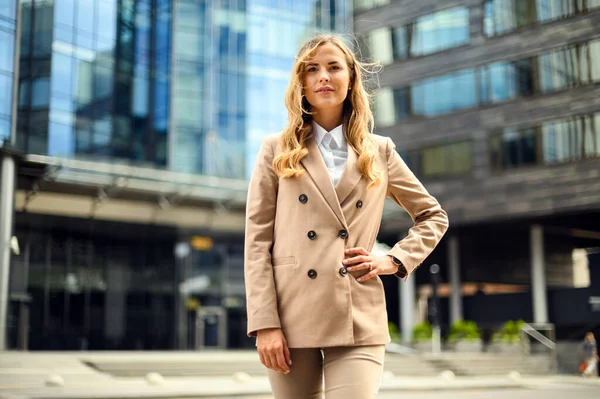 Selvsikker Ung Kvinnelig Leder Utendørs Moderne Bymiljø – stockfoto