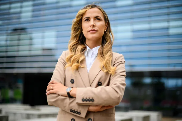 Une Jeune Femme Gestionnaire Confiante Plein Air Dans Cadre Urbain — Photo