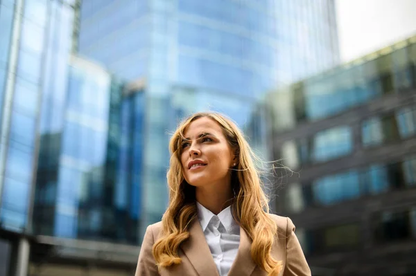 Zelfverzekerde Jonge Vrouwelijke Manager Buiten Een Moderne Stedelijke Omgeving Veel — Stockfoto